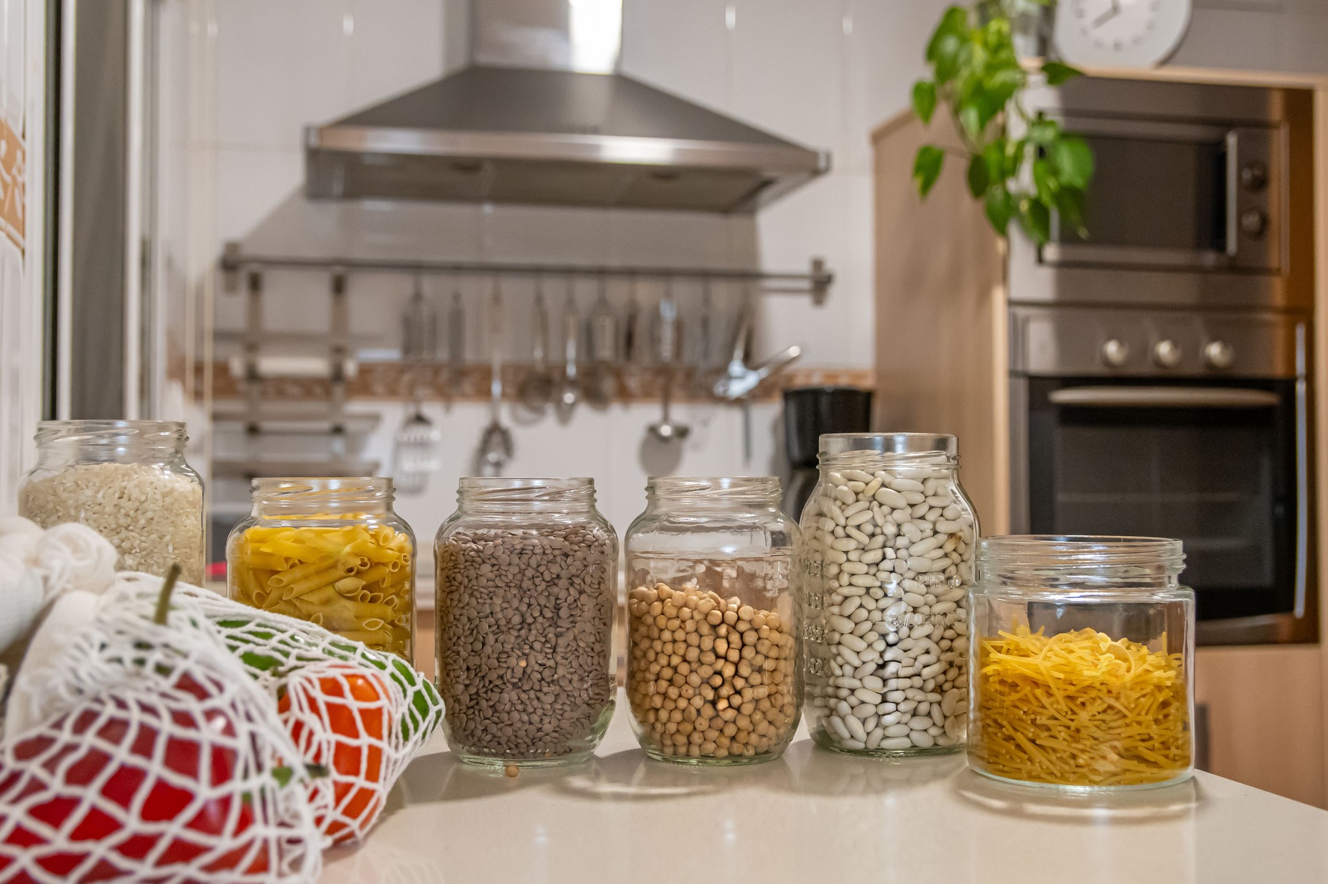 Armazenamento Sustentável Facilitado: Alimentos a Granel em Frascos de Vidro para uma Despensa Organizada. Adote soluções ecológicas que inspiram um estilo de vida mais ecológico e aprimoram sua experiência culinária